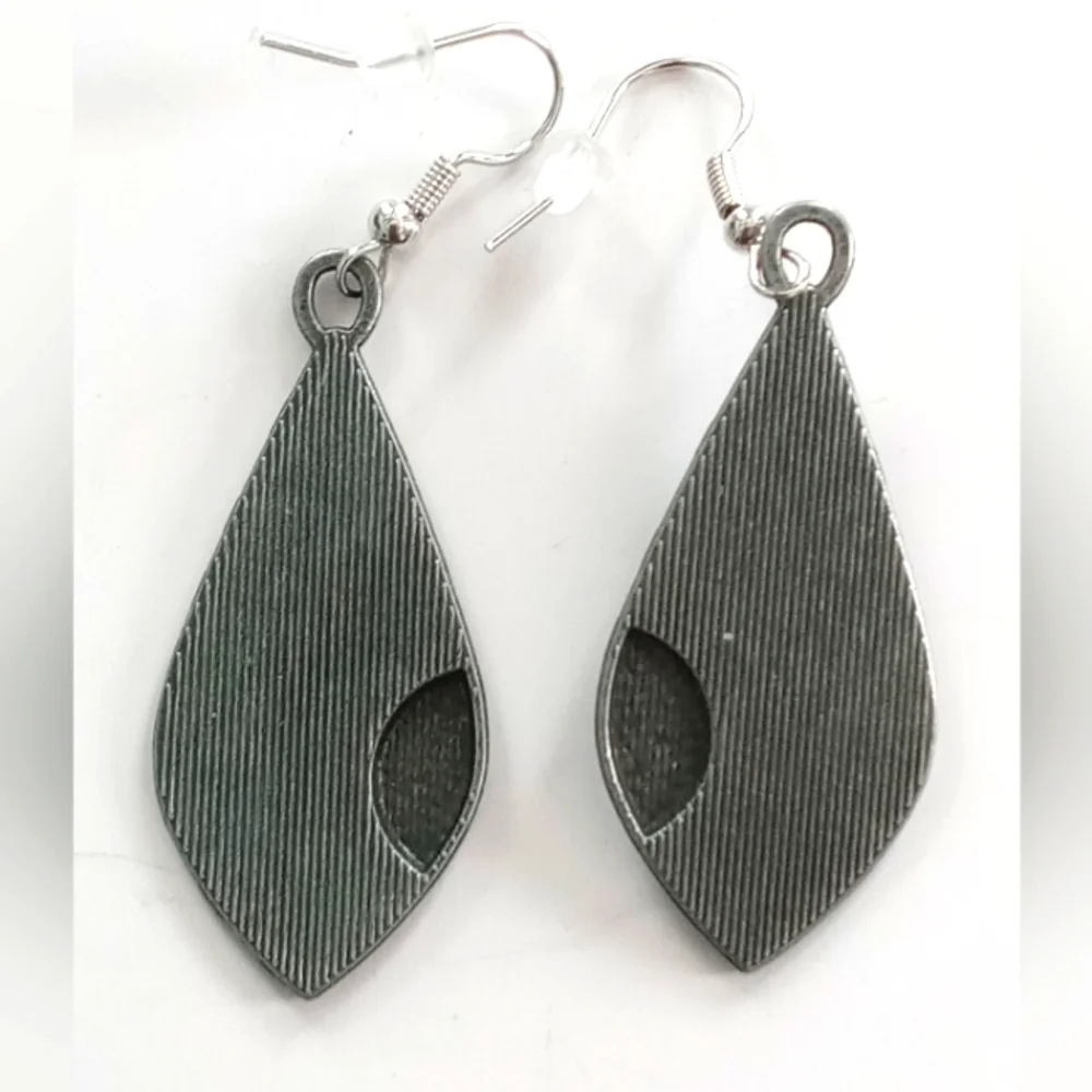 NWOT Small Silver Sunflower Teardrop Earrings, Costume Jewelry - Picture 2 of 2